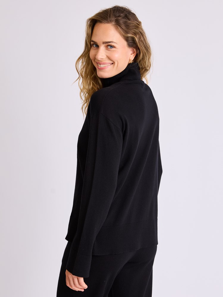 Helle høyhalset genser 7513570_ID2-MELL-W25-Modell-Front_chn=vic_8062.jpg_Front||Front