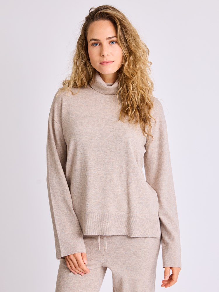 Helle høyhalset genser 7513570_R51-MELL-W25-Modell-Front_chn=vic_5100.jpg_Front||Front