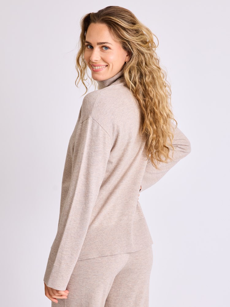 Helle høyhalset genser 7513570_R51-MELL-W25-Modell-Front_chn=vic_5221.jpg_Front||Front