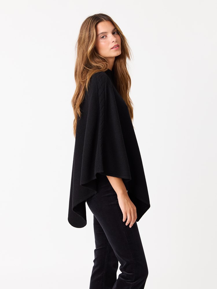 May poncho 7513571_C25-JEANPAUL-W25-Modell-Front_1059_May poncho C25_May poncho C25 7513571.jpg_