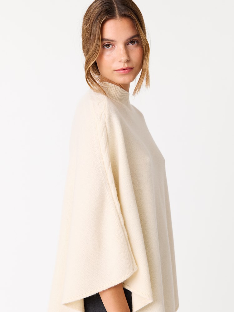 May poncho 7513571_O79-JEANPAUL-W25-Modell-Front_2182_May poncho O79_May poncho O79 7513571.jpg_