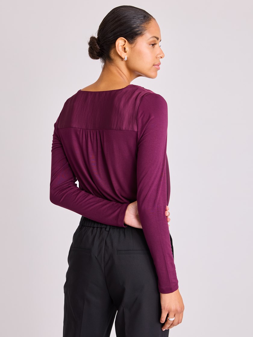 7513644 AJX 7513644_AJX-BLU-W25-Modell-Front_chn=vic_2422_Aina bluse AJX.jpg_Front||Front