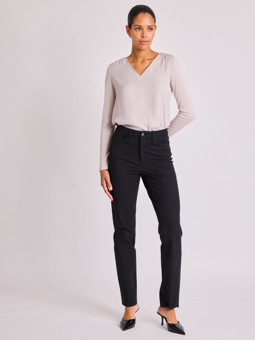 7513644 MGE 7513644_MGE-BLU-W25-Modell-Front_chn=vic_1411_Aina bluse MGE.jpg_Front||Front