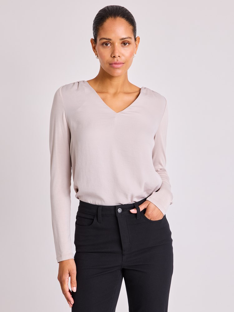 Aina bluse 7513644_MGE-BLU-W25-Modell-Front_chn=vic_2294_Aina bluse MGE.jpg_Front||Front