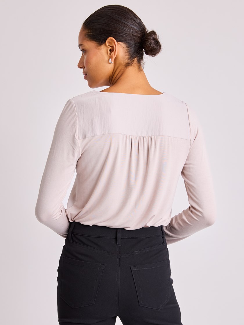 7513644 MGE 7513644_MGE-BLU-W25-Modell-Front_chn=vic_2975_Aina bluse MGE.jpg_Front||Front