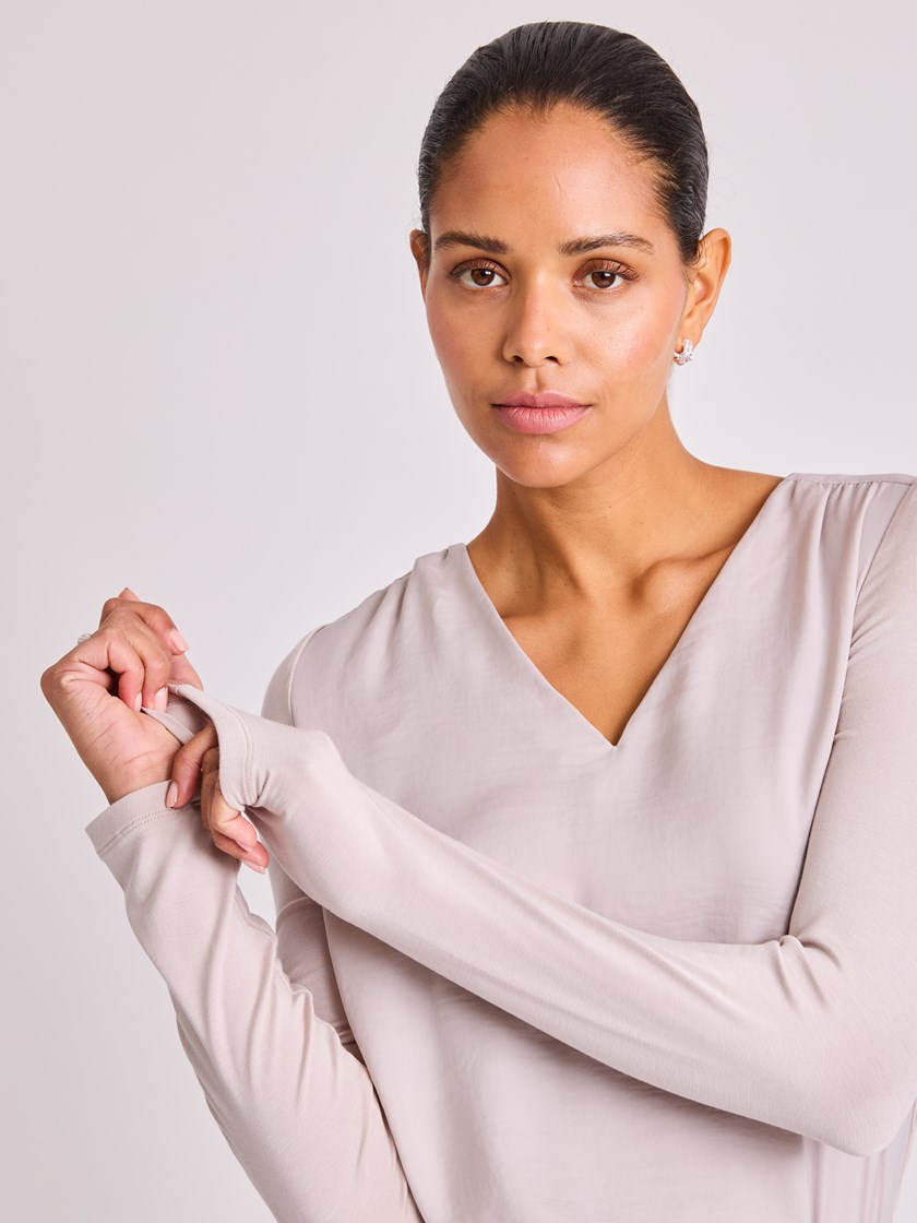 7513644 MGE 7513644_MGE-BLU-W25-Modell-Front_chn=vic_9536_Aina bluse MGE.jpg_Front||Front