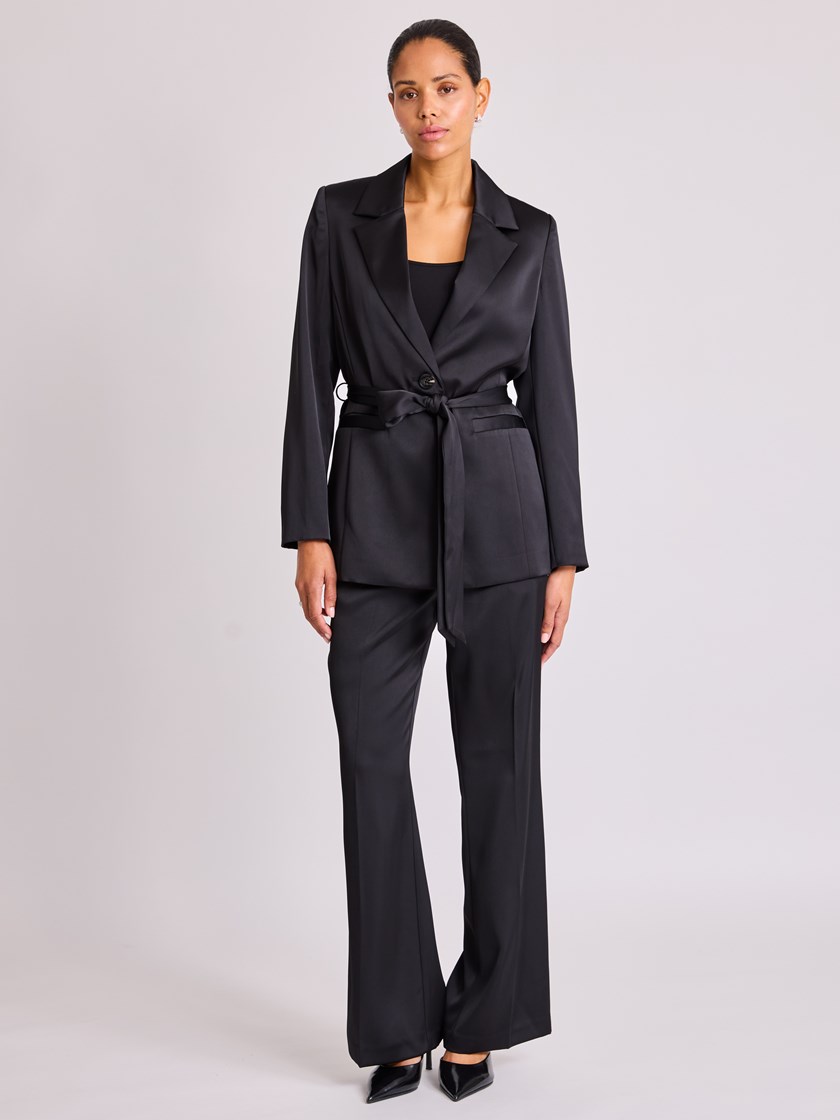 7513671 ID2 7513671_ID2-BLU-W25-Modell-Front_chn=vic_2377_Gigi bukse ID2.jpg_Front||Front