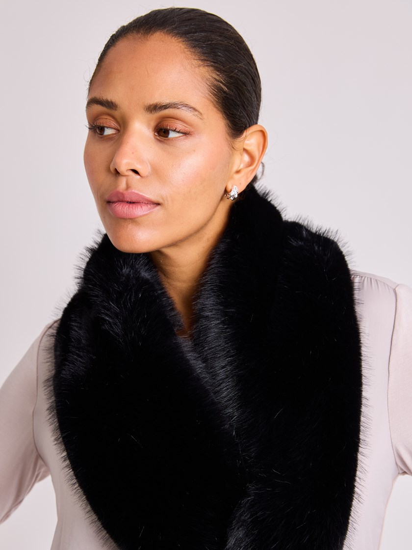 7513687 ID2 7513687_ID2-BLU-W25-Modell-Front_chn=vic_5712_Liz skjerf ID2.jpg_Front||Front