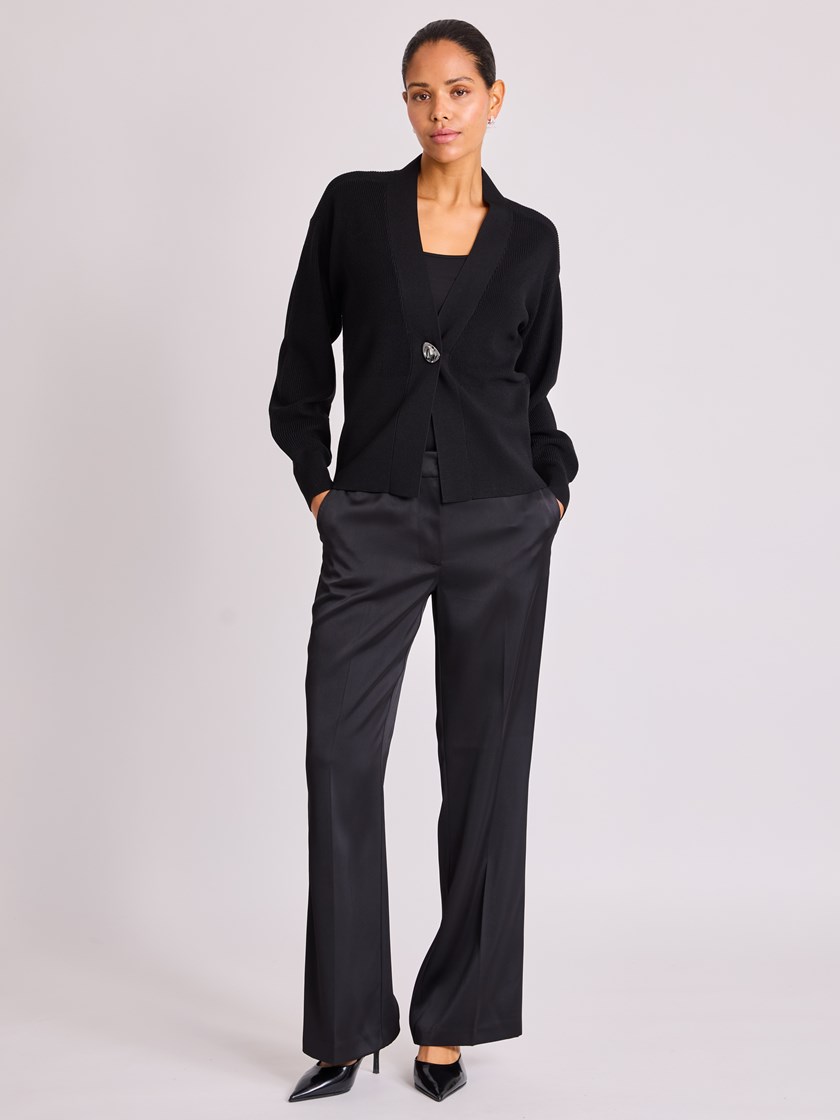 7513742 ID2 7513742_ID2-BLU-W25-Modell-Front_chn=vic_5047_Quinn cardigan ID2.jpg_Front||Front