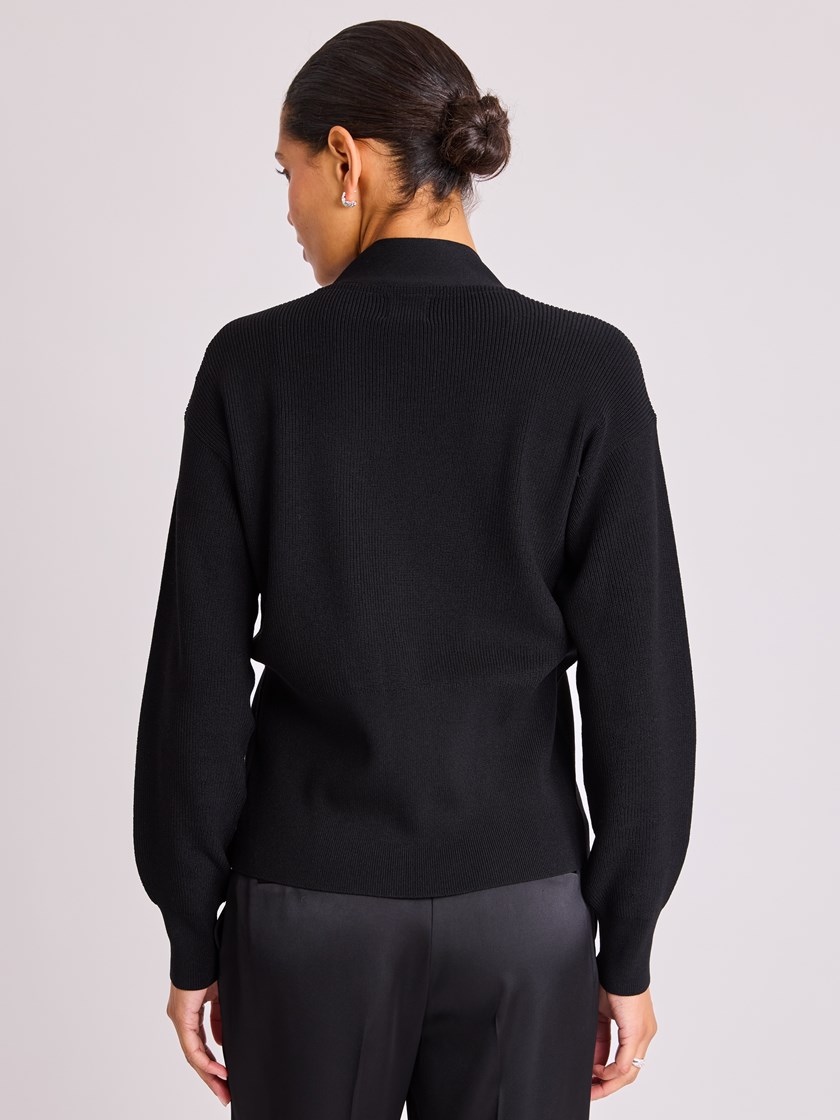 7513742 ID2 7513742_ID2-BLU-W25-Modell-Front_chn=vic_7762_Quinn cardigan ID2.jpg_Front||Front