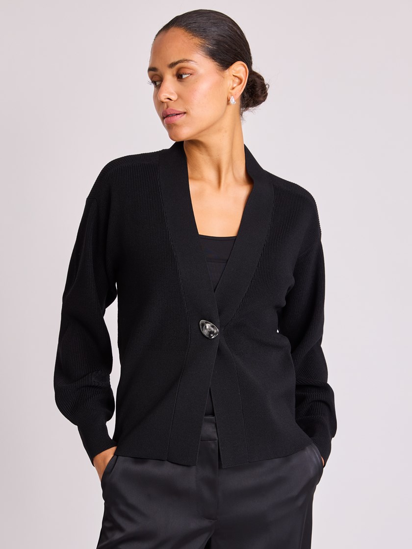7513742 ID2 7513742_ID2-BLU-W25-Modell-Front_chn=vic_8787_Quinn cardigan ID2.jpg_Front||Front