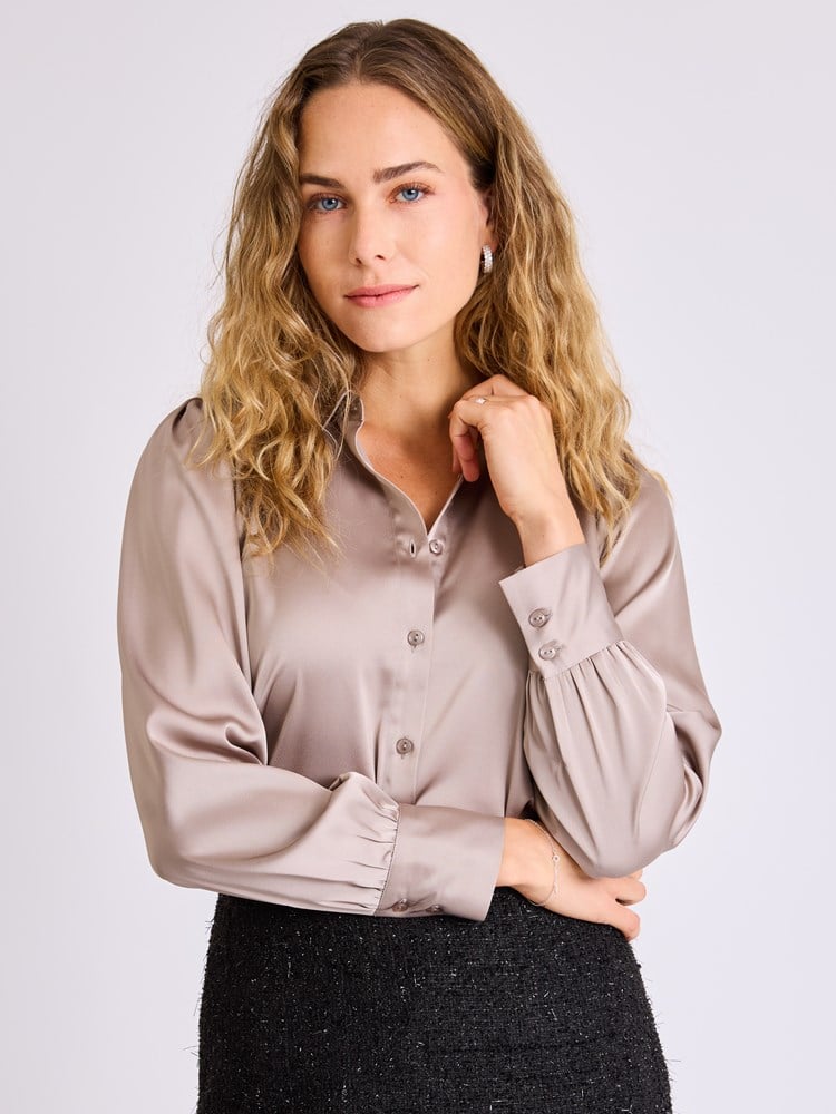 Elita skjorte 7513773_I4I-MELL-W25-Modell-Front_chn=vic_33_Elita skjorte I4I.jpg_Front||Front