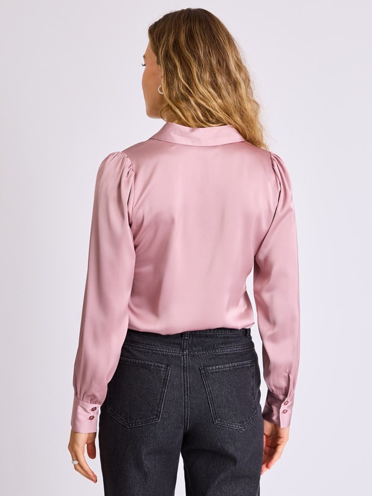 Elita skjorte 7513773_MNV-MELL-W25-Modell-Front_chn=vic_7821_Elita skjorte MNV.jpg_Front||Front