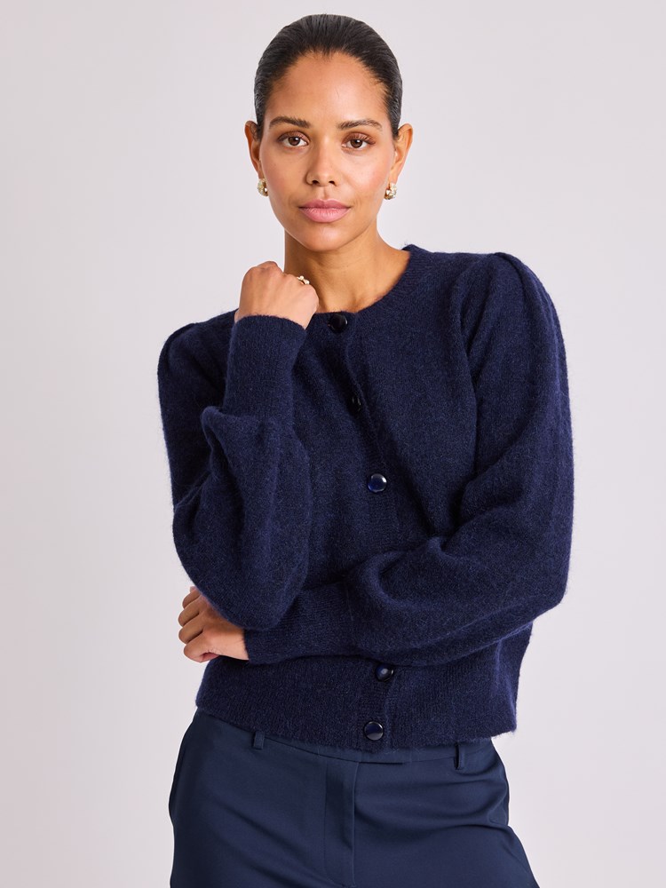 Nicolina cardigan 7513798_EM6-BLU-W25-Modell-Front_chn=vic_7879_Nicolina cardigan EM6.jpg_Front||Front