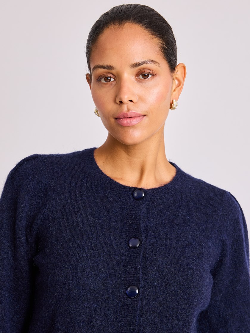 7513798 EM6 7513798_EM6-BLU-W25-Modell-Front_chn=vic_7943_Nicolina cardigan EM6.jpg_Front||Front