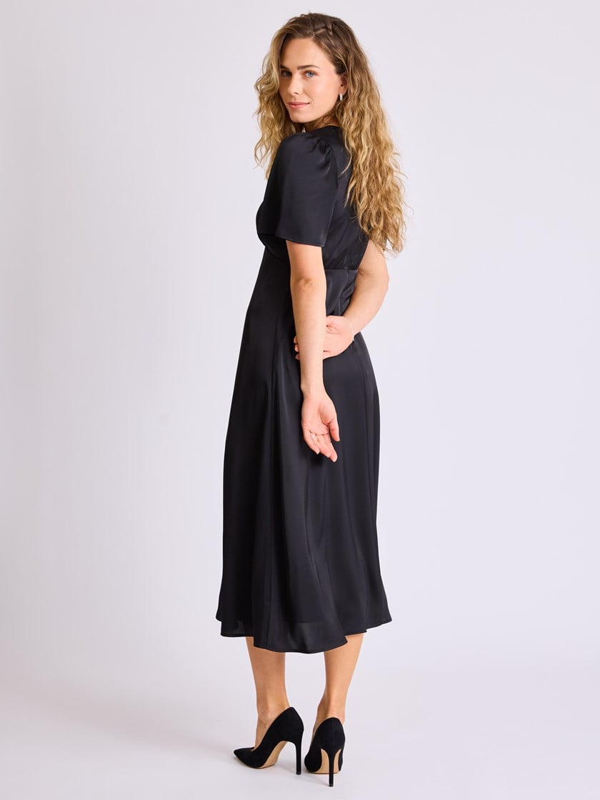 7513844 ID2 7513844_ID2-MELL-W25-Modell-Front_chn=vic_1255_Evita kjole ID2.jpg_Front||Front