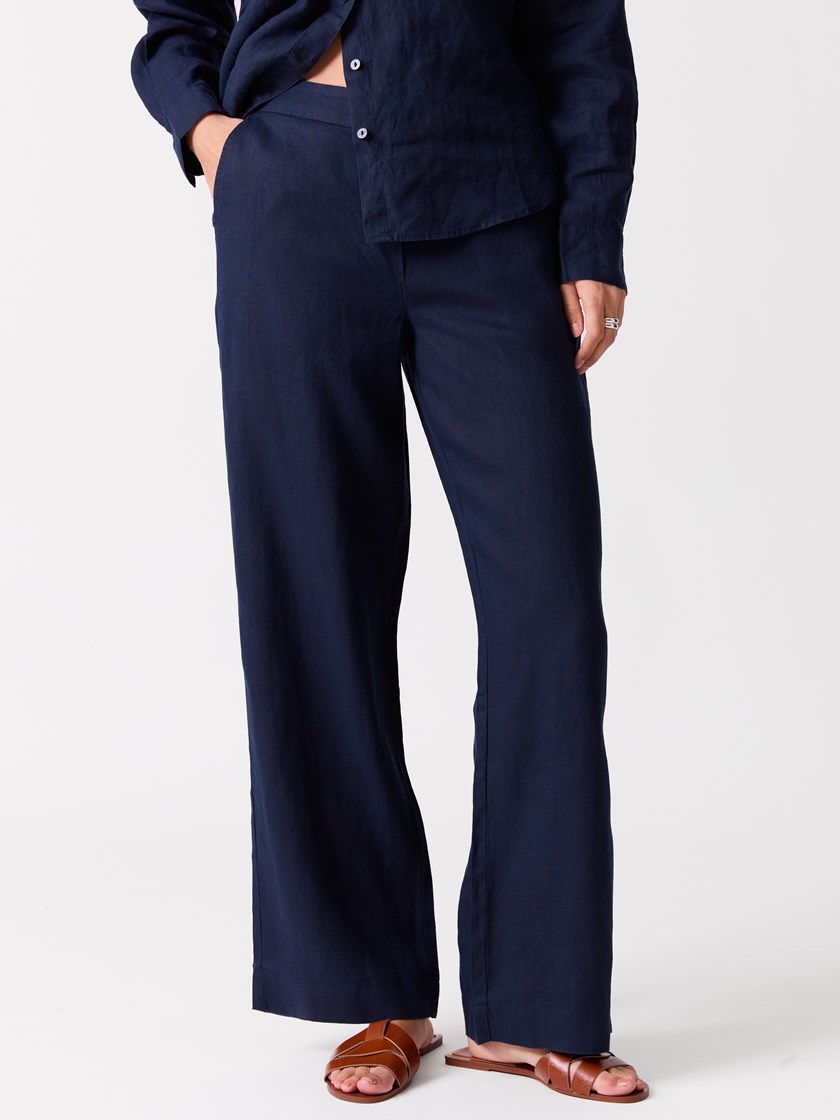 7513929 EM6 7513929_EM6-BLU-H26-Modell-Front_chn=vic_8180_Tula linbukse EM6.jpg_Front||Front