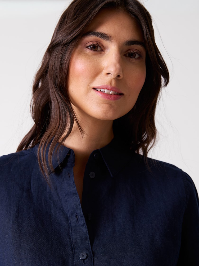 7513930 EM6 7513930_EM6-BLU-H26-Modell-Front_chn=vic_1286_Tula linskjorte EM6.jpg_Front||Front