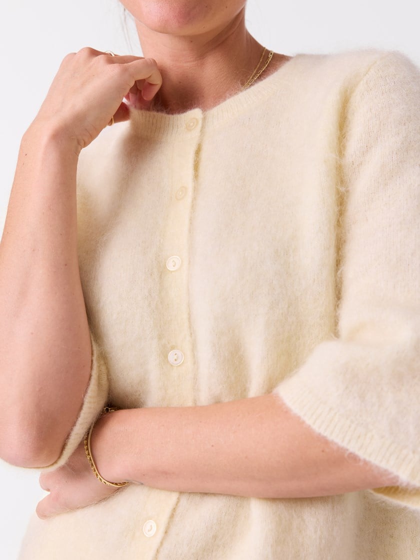 7513935 Q71 7513935_Q71-DONNA-S26-Modell-Front_chn=vic_3960_Chloe cardigan Q71.jpg_