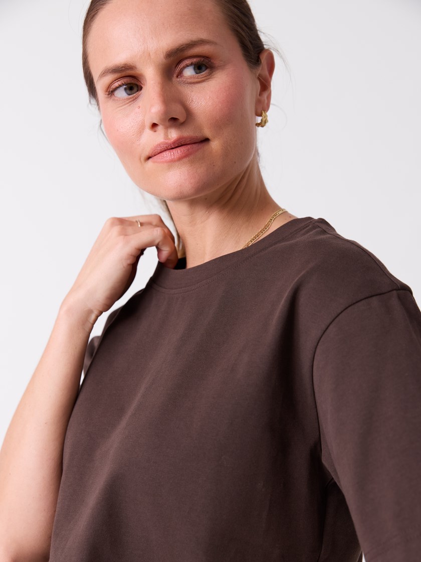 7513939 AIJ 7513939_AIJ-DONNA-S26-Modell-Front_chn=vic_1724_Gabby t-skjorte AIJ.jpg_