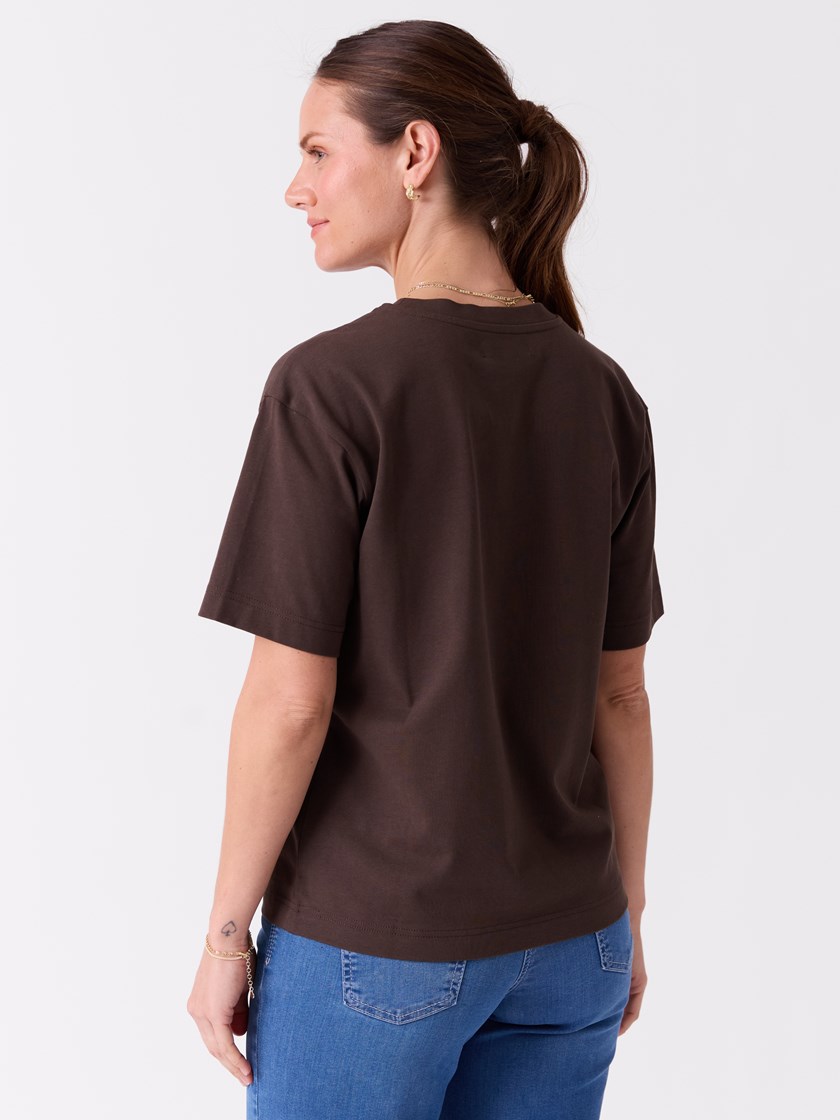 7513939 AIJ 7513939_AIJ-DONNA-S26-Modell-Front_chn=vic_3446_Gabby t-skjorte AIJ.jpg_