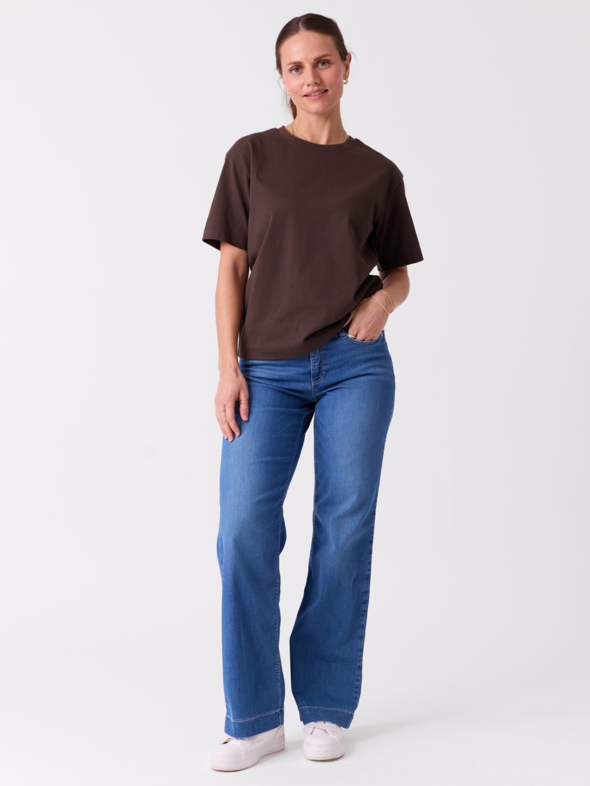 7513939 AIJ 7513939_AIJ-DONNA-S26-Modell-Front_chn=vic_3893_Gabby t-skjorte AIJ.jpg_