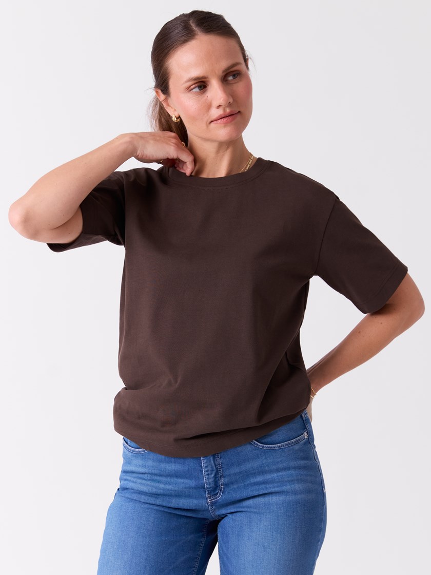 7513939 AIJ 7513939_AIJ-DONNA-S26-Modell-Front_chn=vic_5974_Gabby t-skjorte AIJ.jpg_