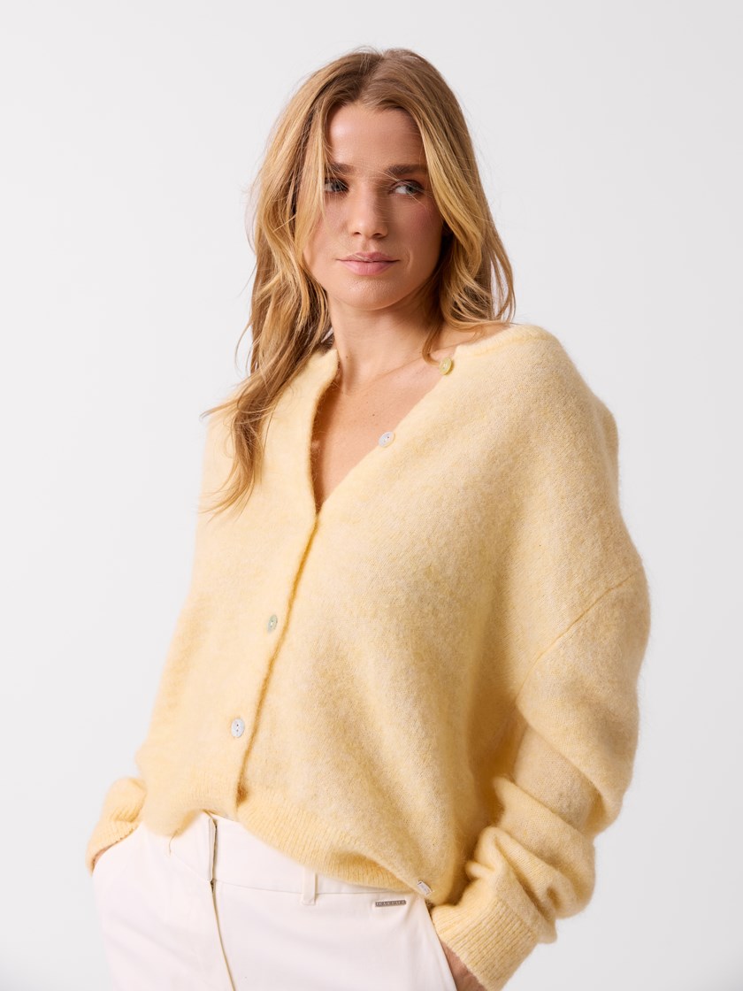 7513969 Q0E 7513969_Q0E-JEANPAUL-S26-Modell-Front (3)_Adele cardigan Q0E.jpg_