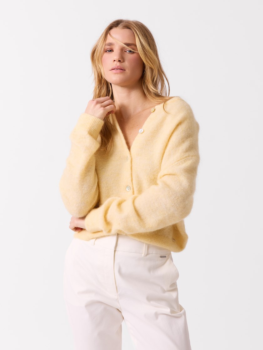 7513969 Q0E 7513969_Q0E-JEANPAUL-S26-Modell-Front (4)_Adele cardigan Q0E.jpg_