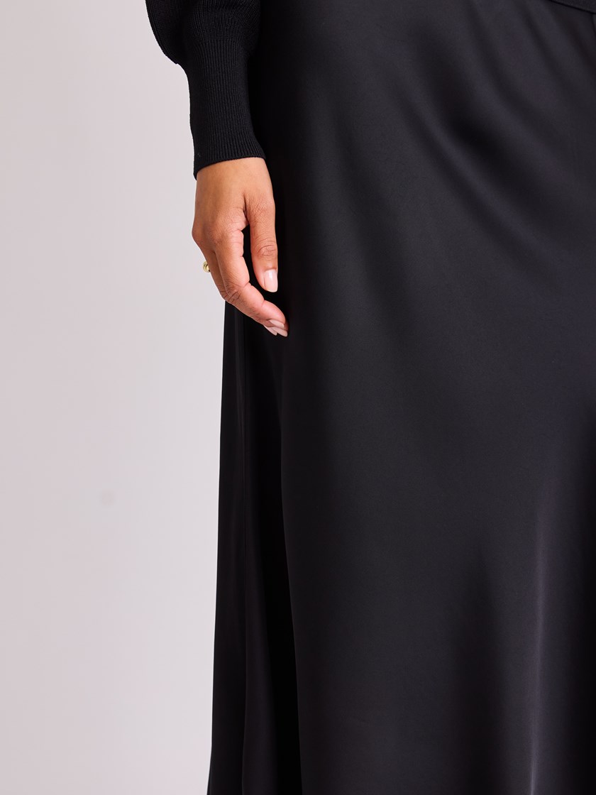 7514058 ID2 7514058_ID2-BLU-W25-Modell-Front_chn=vic_1381_Gina skjørt ID2.jpg_Front||Front