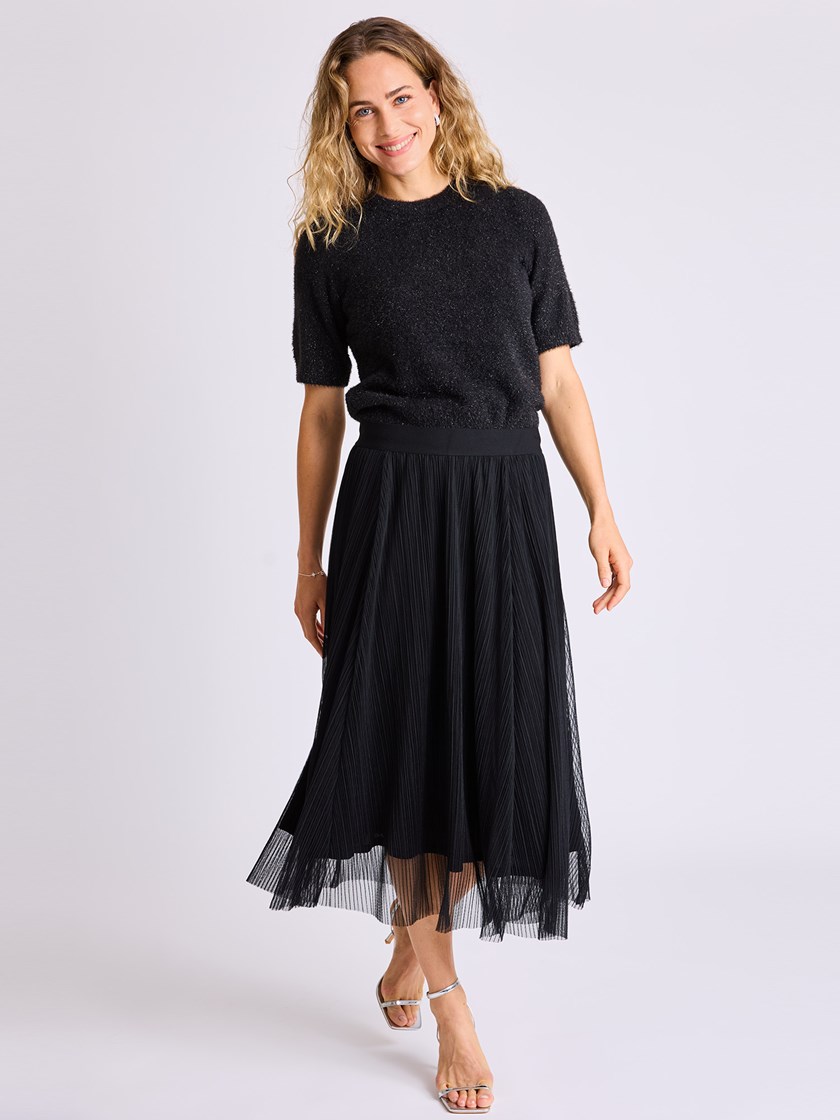 7514140 ID2 7514140_ID2-MELL-W25-Modell-Front_chn=vic_1638_Nadina skjørt ID2.jpg_Front||Front