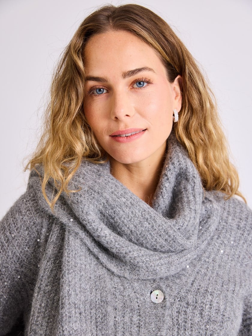 7514187 IEB 7514187_IEB-MELL-W25-Modell-Front_chn=vic_6782_Wicky sparkle skjerf IEB.jpg_Front||Front