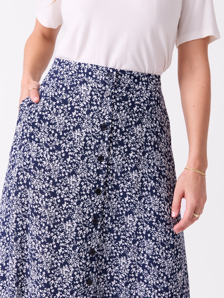 Kirsti midi skjørt 7514200_EM6-MELL-S26-Modell-Front_chn=vic_4855_Kirsti midi skjørt EM6.jpg_Front||Front