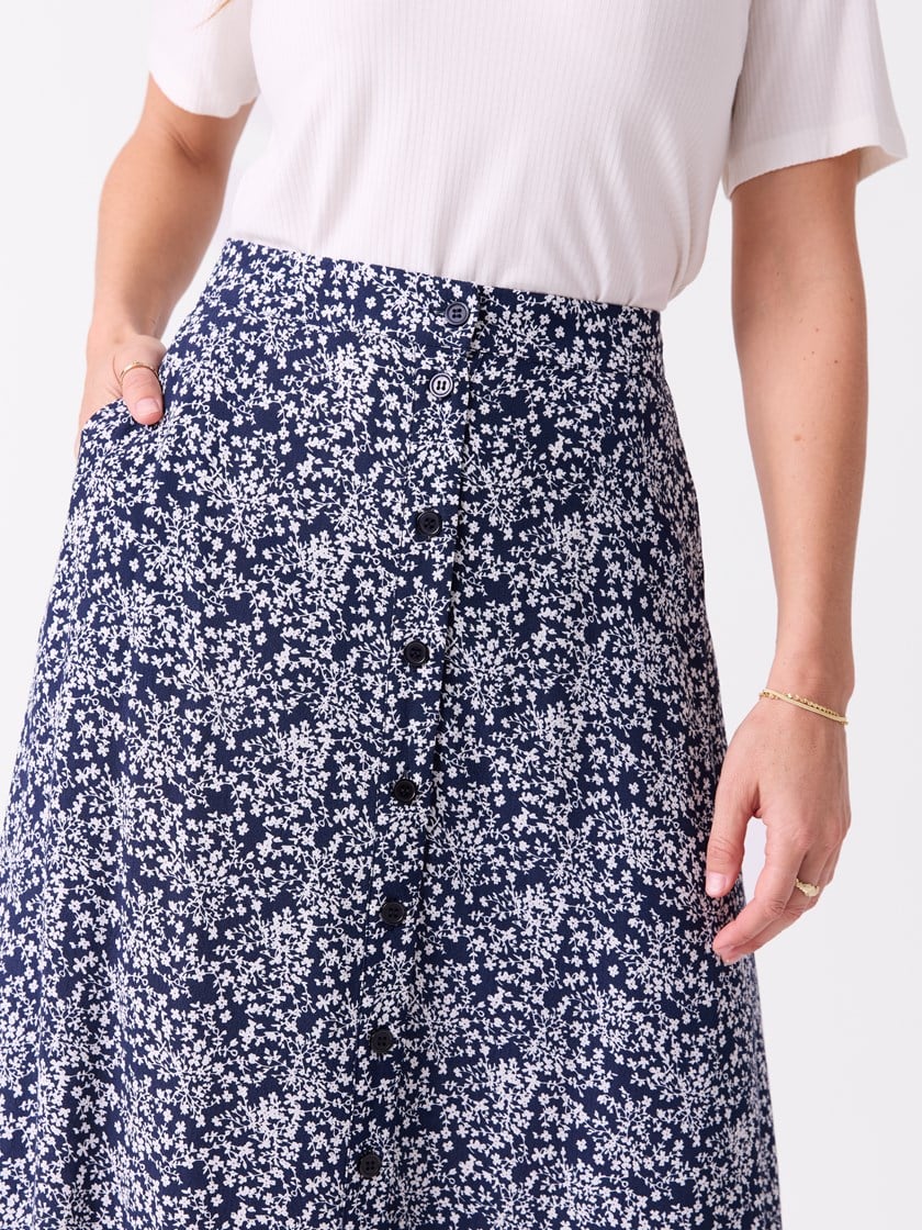 7514200 EM6 7514200_EM6-MELL-S26-Modell-Front_chn=vic_4855_Kirsti midi skjørt EM6.jpg_Front||Front