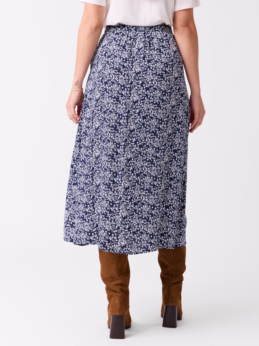 7514200 EM6 7514200_EM6-MELL-S26-Modell-Front_chn=vic_8410_Kirsti midi skjørt EM6.jpg_Front||Front