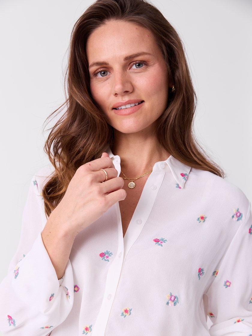 7514202 O79 7514202_O79-MELL-S26-Modell-Front_chn=vic_4459_Flora skjorte O79_Flora skjorte O79 7514202.jpg_Front||Front