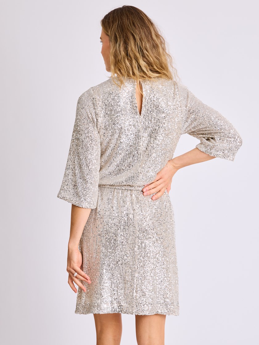 7514206 ADE 7514206_ADE-MELL-W25-Modell-Front_chn=vic_5454_Ranvei mini kjole ADE.jpg_Front||Front