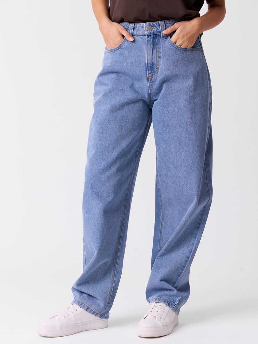 7514222 DAC 7514222_DAC-DONNA-S26-Modell-Front_chn=vic_8582_Estelle barrel jeans DAC.jpg_