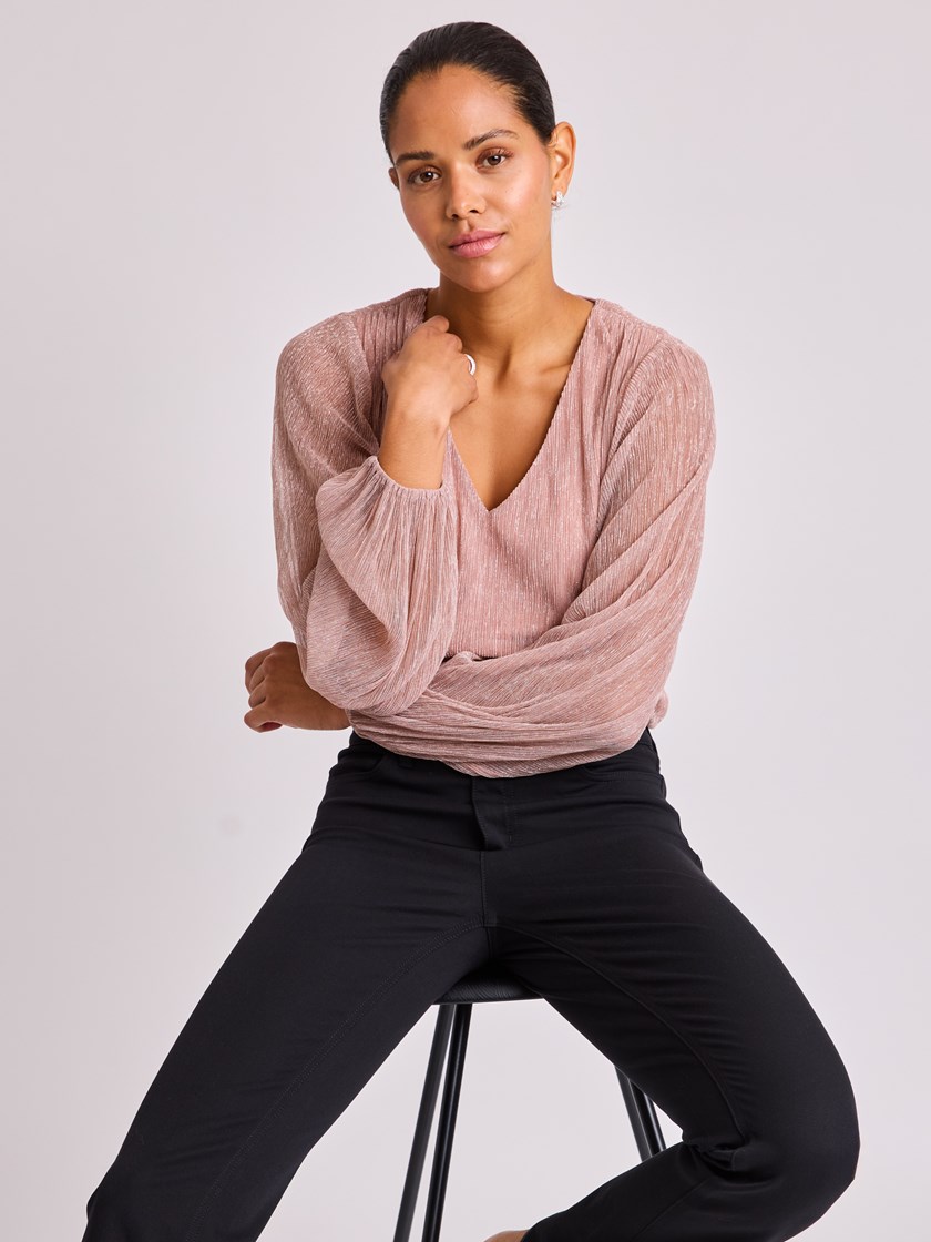 7514245 MGE 7514245_MGE-BLU-W25-Modell-Front_chn=vic_7484_Hazel bluse MGE.jpg_Front||Front