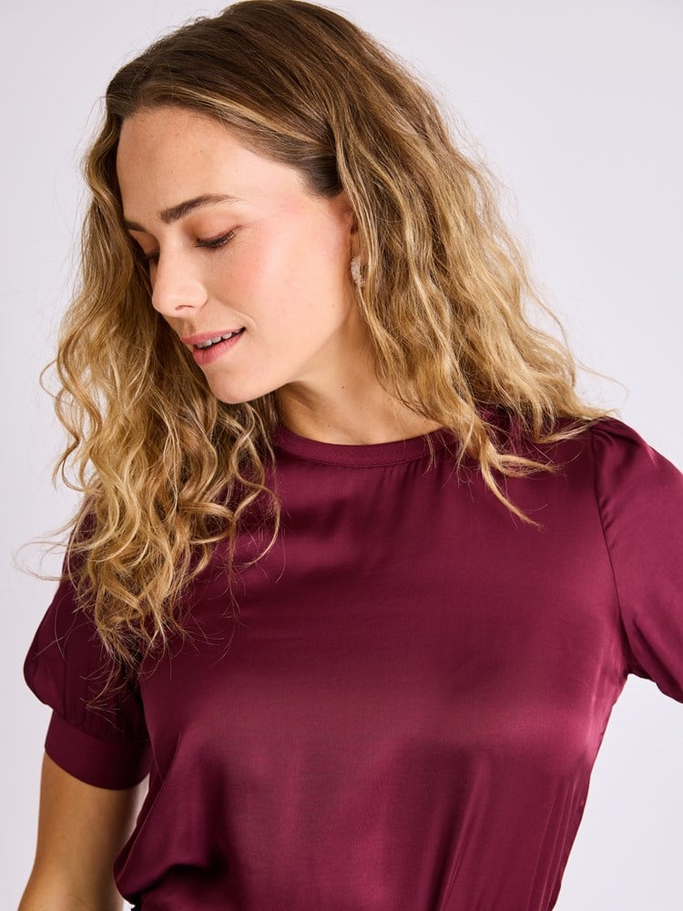 Kimmy topp 7514260_MWH-MELL-W25-Modell-Front_chn=vic_4289_Kim t-shirt MWH_Kimmy topp MWH.jpg_Front||Front