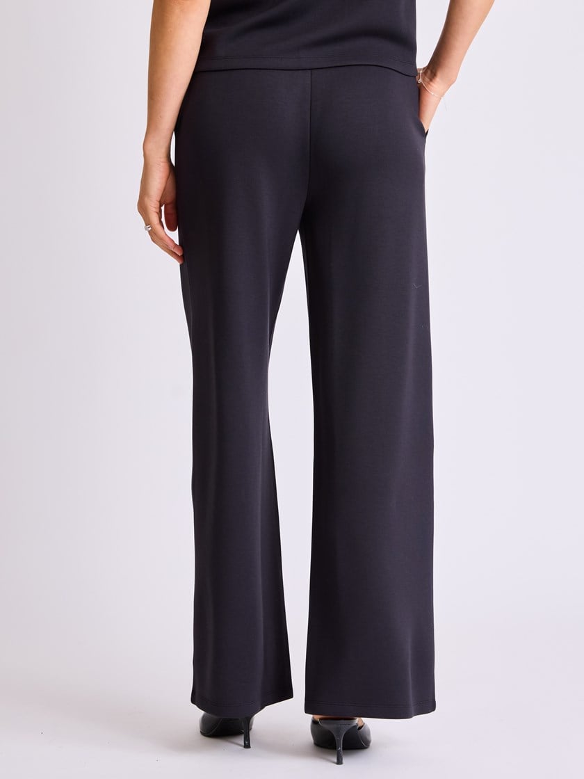 7514262 ID2 7514262_ID2-MELL-W25-Modell-Front_chn=vic_3653_Marley vid bukse ID2.jpg_Front||Front