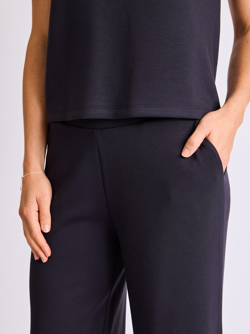 7514262 ID2 7514262_ID2-MELL-W25-Modell-Front_chn=vic_4981_Marley vid bukse ID2.jpg_Front||Front