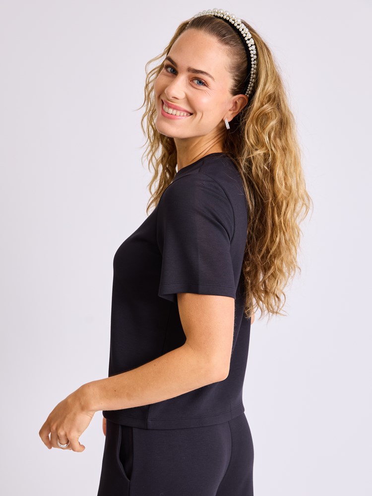 Perle hårbøyle 7514331_ID2-MELL-W25-Modell-Front_chn=vic_5560_Perle hårbøyle ID2.jpg_Front||Front