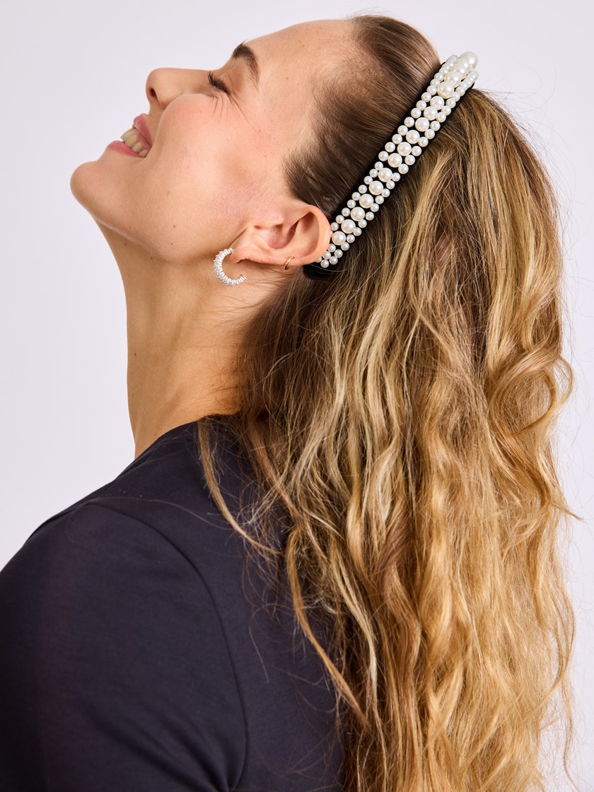 7514331 ID2 7514331_ID2-MELL-W25-Modell-Front_chn=vic_7309_Perle hårbøyle ID2.jpg_Front||Front