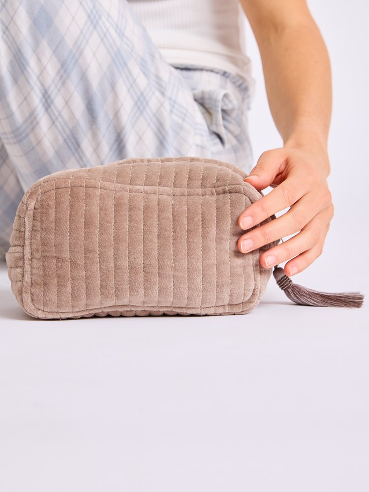 July stor toalettmappe 7514390_APS-MELL-W25-Modell-Front_chn=vic_5173_July stor toalettmappe APS.jpg_Front||Front