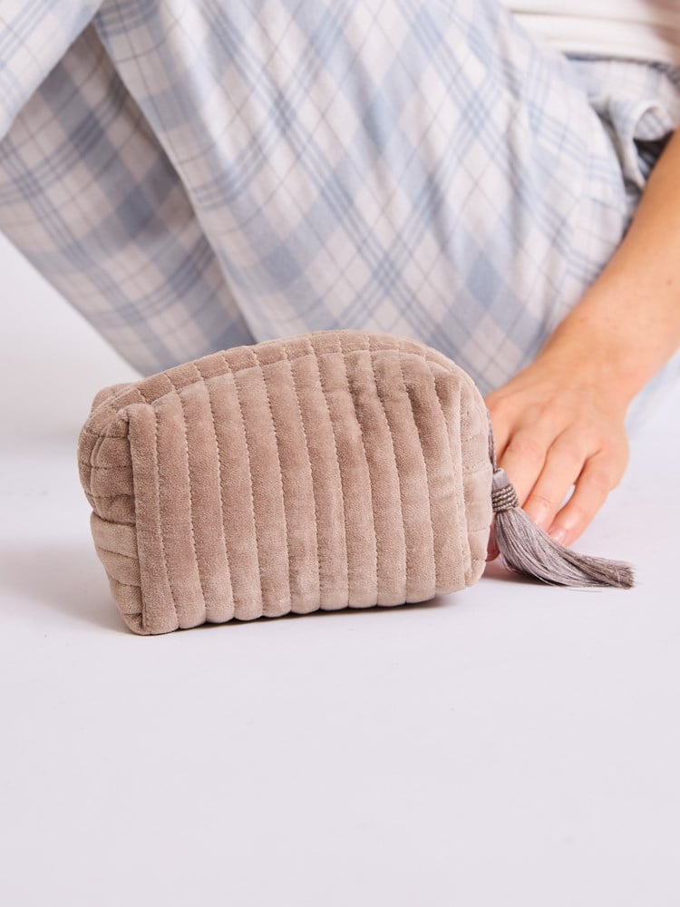 July mini toalettmappe 7514391_APS-MELL-W25-Modell-Front_chn=vic_2439_July mini toalettmappe APS.jpg_Front||Front