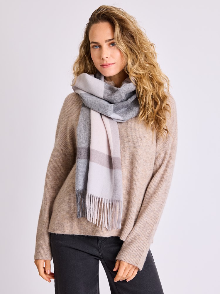 Mia skjerf 7514417_I4I-MELL-W25-Modell-Front_chn=vic_1606_Mia skjerf I4I.jpg_Front||Front