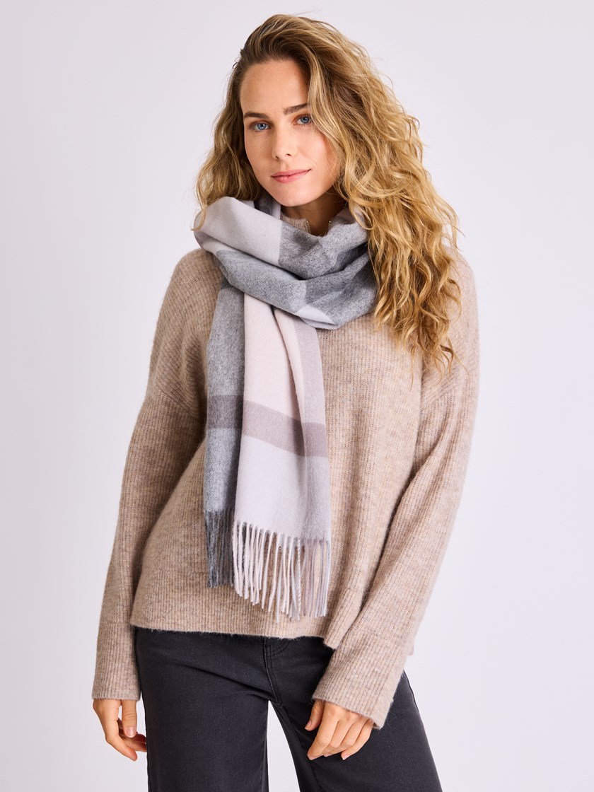7514417 I4I 7514417_I4I-MELL-W25-Modell-Front_chn=vic_1606_Mia skjerf I4I.jpg_Front||Front