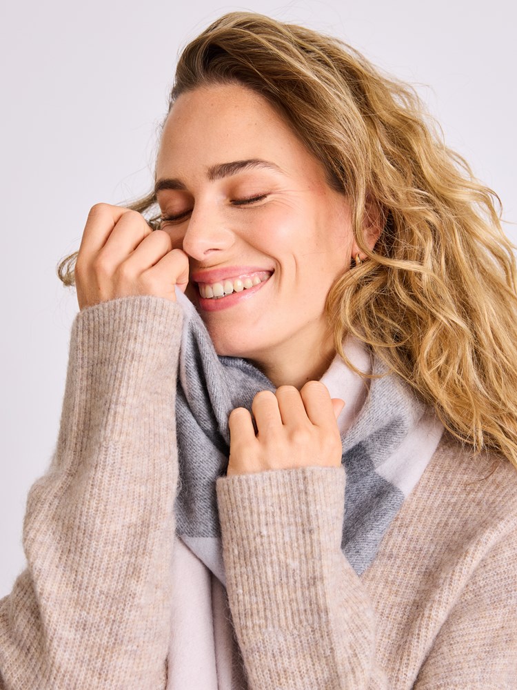 Mia skjerf 7514417_I4I-MELL-W25-Modell-Front_chn=vic_2818_Mia skjerf I4I.jpg_Front||Front