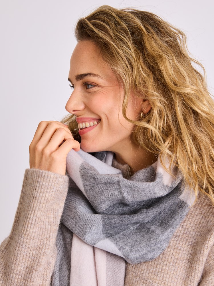 Mia skjerf 7514417_I4I-MELL-W25-Modell-Front_chn=vic_906_Mia skjerf I4I.jpg_Front||Front